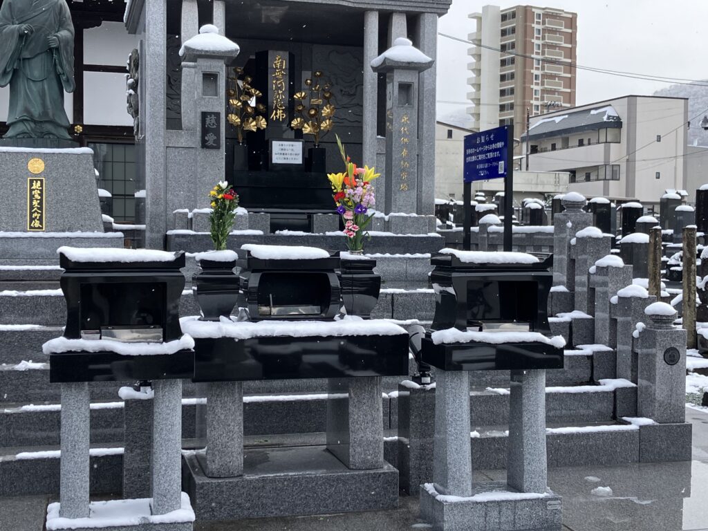 みんなのお墓「永代供養塔 慈愛」　焼香台