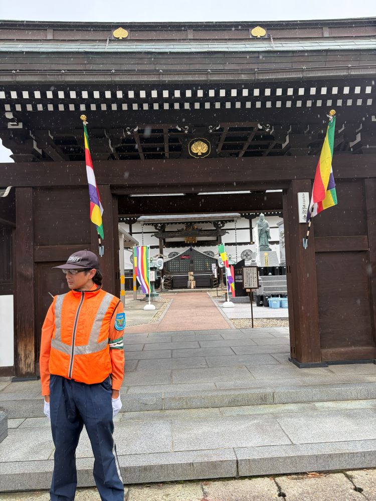 正願地正門前