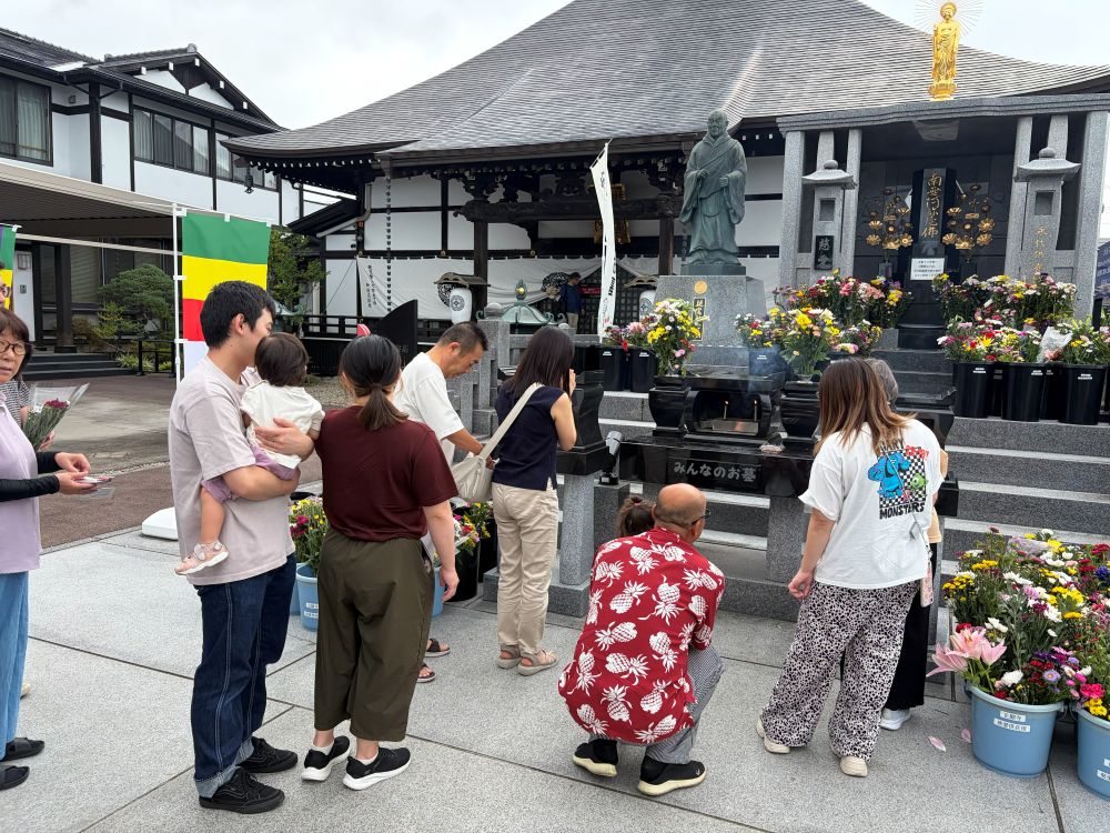親鸞聖人像前のみんなのお墓