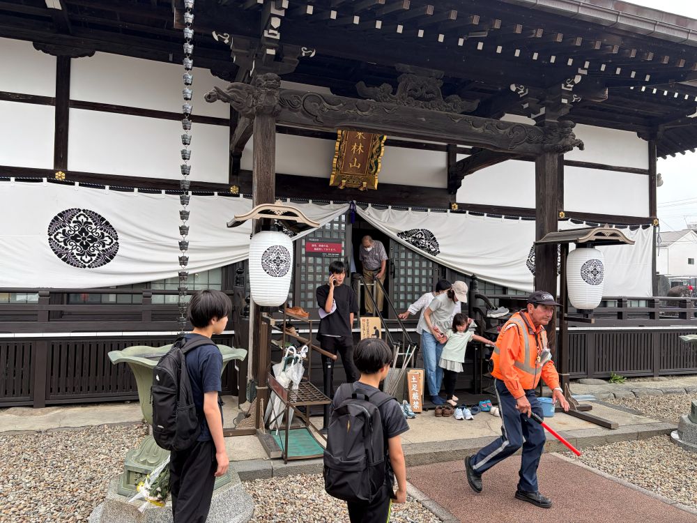 本堂前のご案内も大忙し